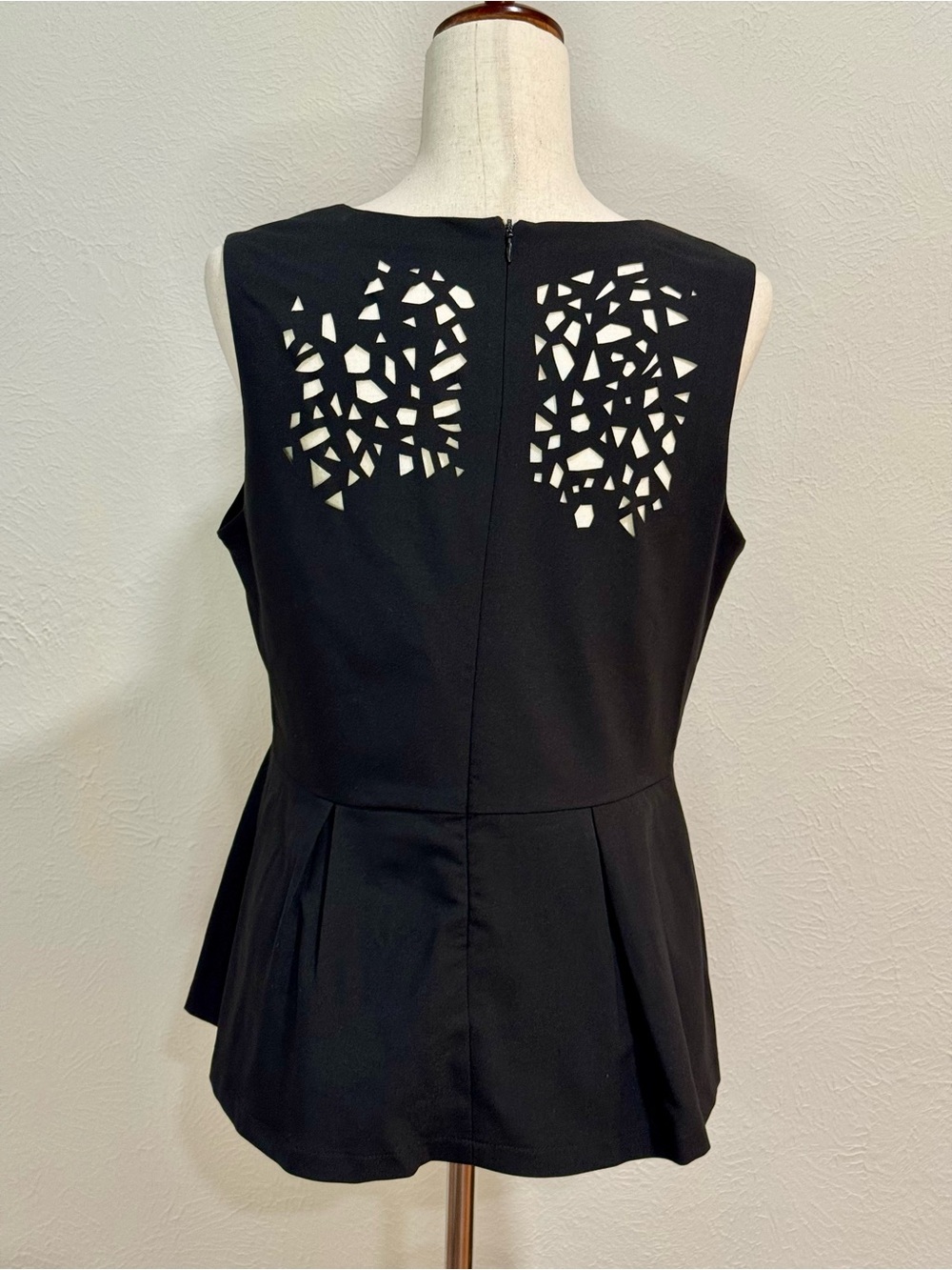 Cortell Sleeveless Black Peplum Top with Cutout Detail US 14 - Picture 3 of 9